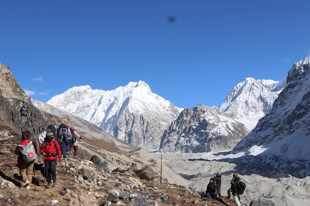 कञ्चनजंघा क्षेत्रमा पर्यटकीय चहलपहल सुरु, विदेशीसँगै आन्तरिक पर्यटकको पनि आकर्षण