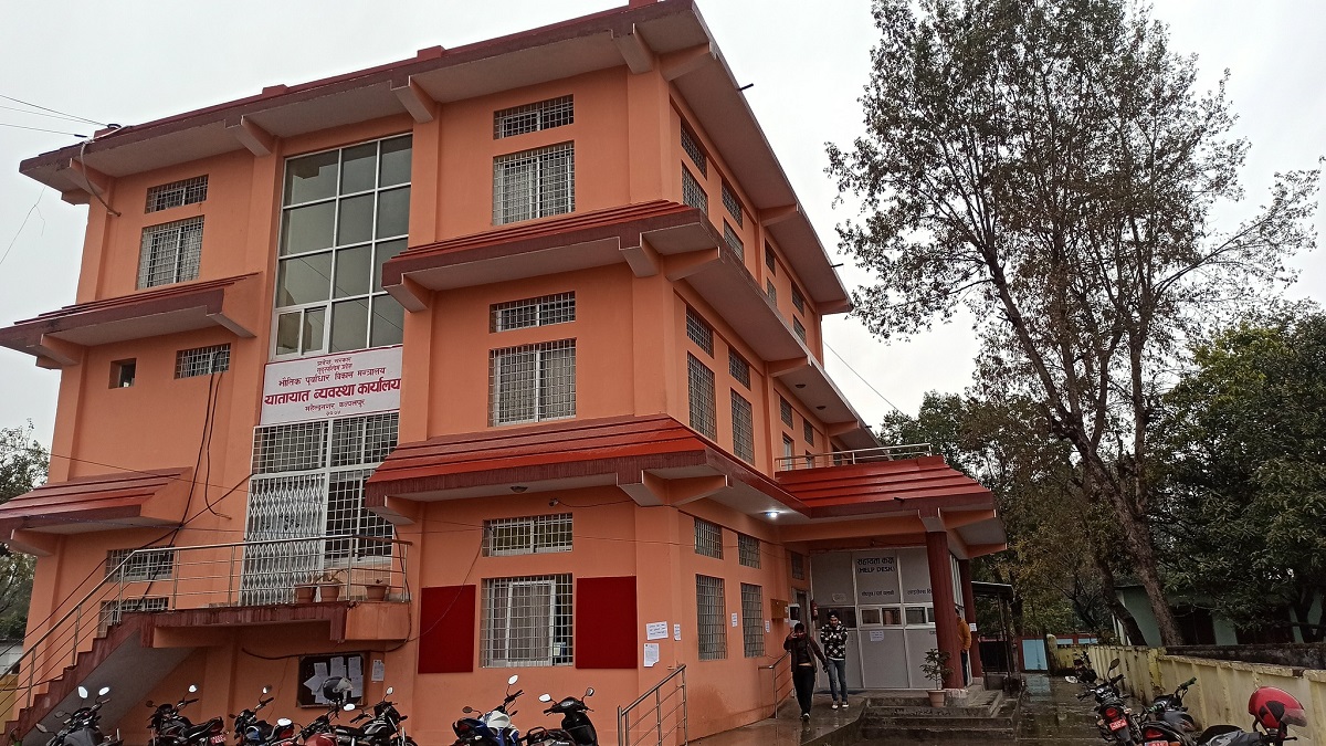 यातायात व्यवस्था कार्यालय महेन्द्रनगरले गर्‍यो बिचौलियालाई प्रवेश निषेध