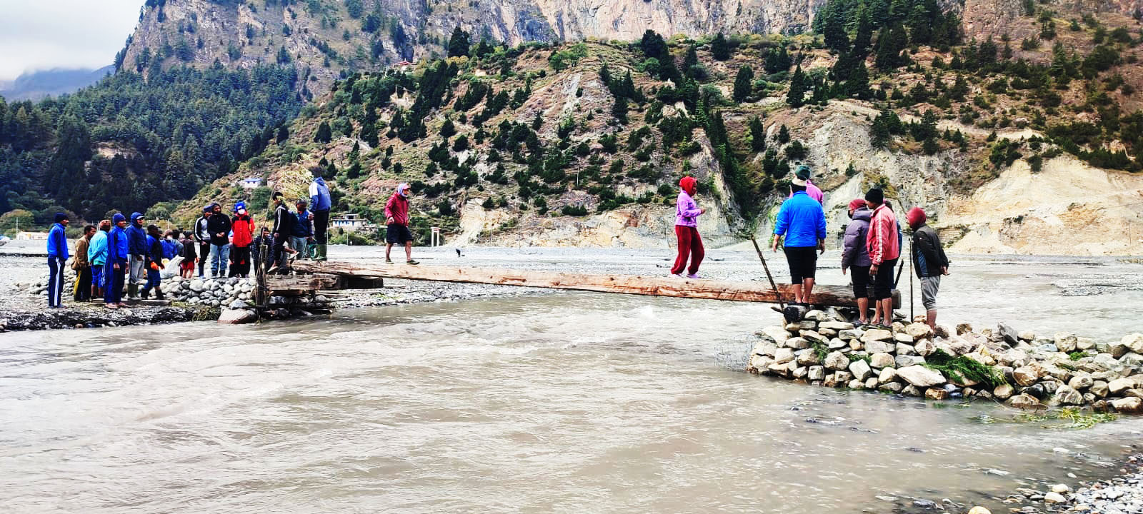 कालीगण्डकी तर्न साँघुको भर, जोखिम मोलेर नदी तर्न बाध्य