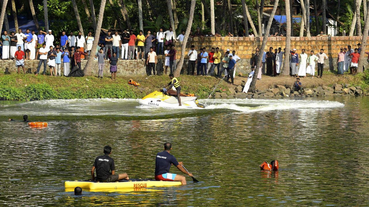 केरलामा डुंगा डुब्दा २२ जनाको ज्यान गयो