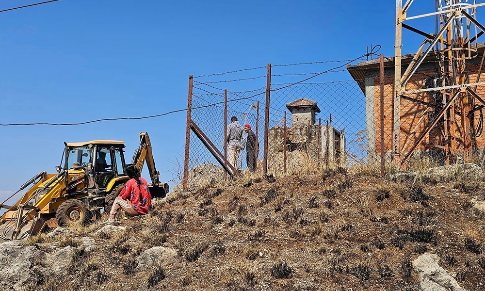 मानुङकोटमा बोरिङ गरेर खानेपानी ल्याइँदै