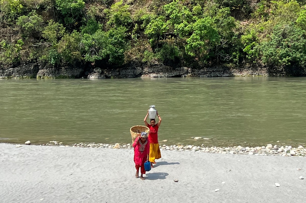 खानेपानी नहुँदा भेरी नदीको पानी डोकामा बोकेर ल्याइँदै