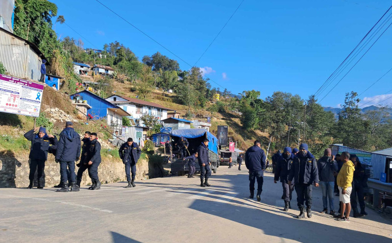 एमालेको संकल्प यात्रामा अवरोध, खोटाङमा सडक अवरुद्ध