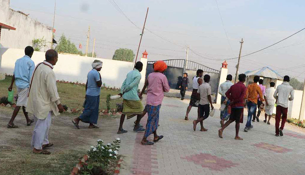 खुला ठाउँमा दिसापिसाब गर्दा प्रहरी पुगेपछि...