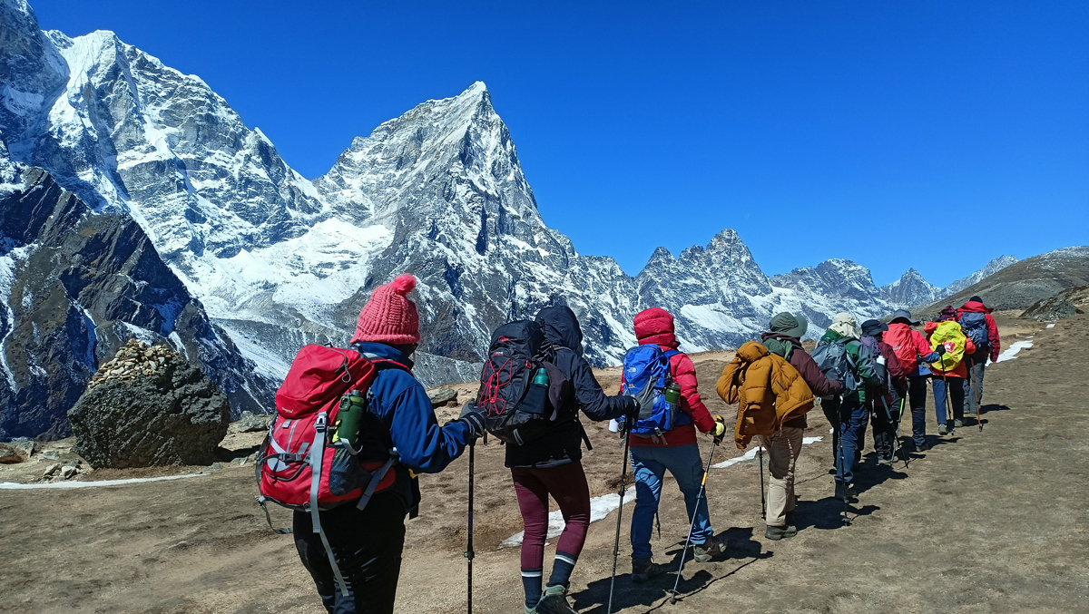 पर्यटकले भरियो खुम्बु क्षेत्र, लुक्लामा एकैदिन २०० उडान