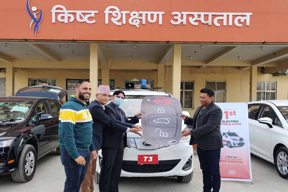 किस्ट मेडिकल कलेजलाई बीवाईडीले दियो विद्युतीय एम्बुलेन्स
