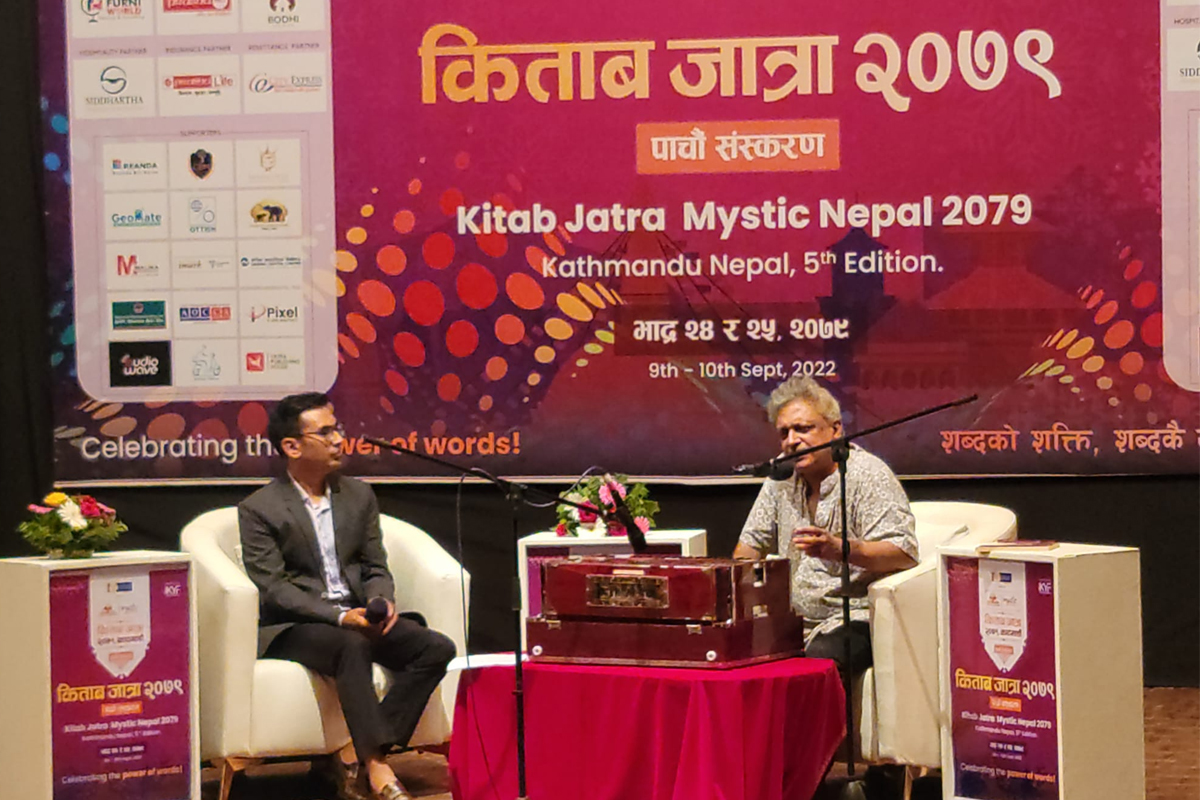 किताब जात्राको पहिलो दिनलाई पियुश मिश्राले बनाए संगीतमय