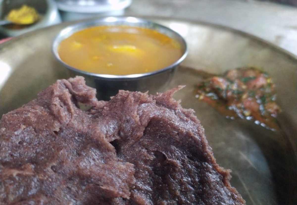 कोदोको ढिडो र सिस्नोको तरकारीको स्वाद पस्कदै गुरुङ घरबास