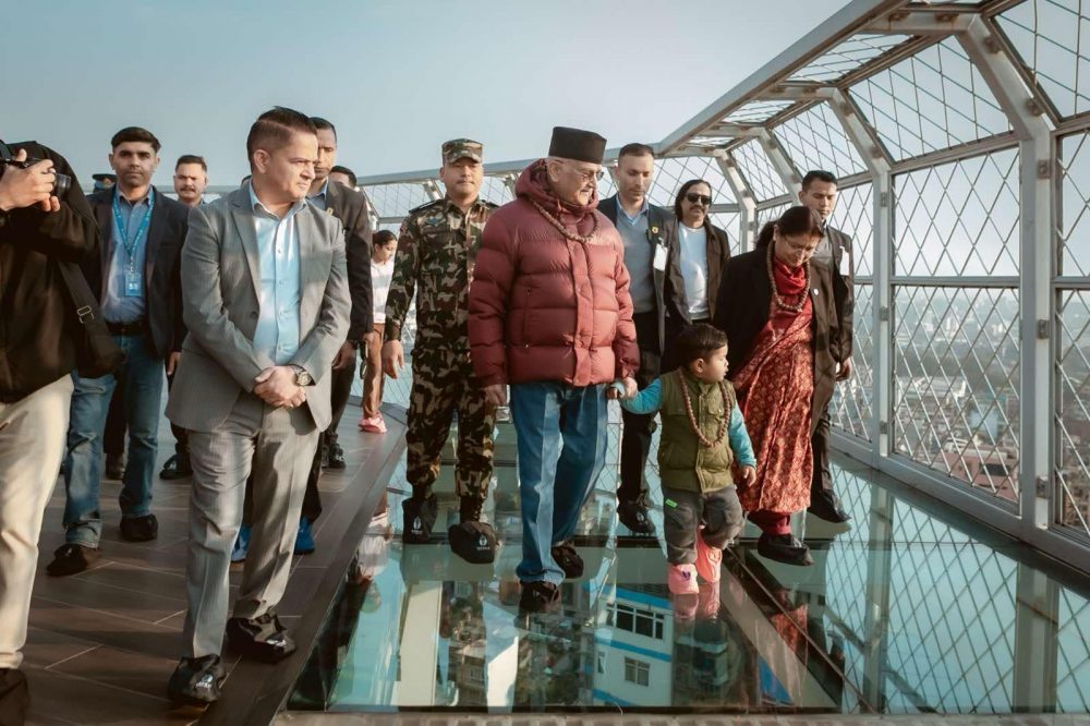 कमलादीको स्काइ टावर चढे प्रधानमन्त्री ओली
