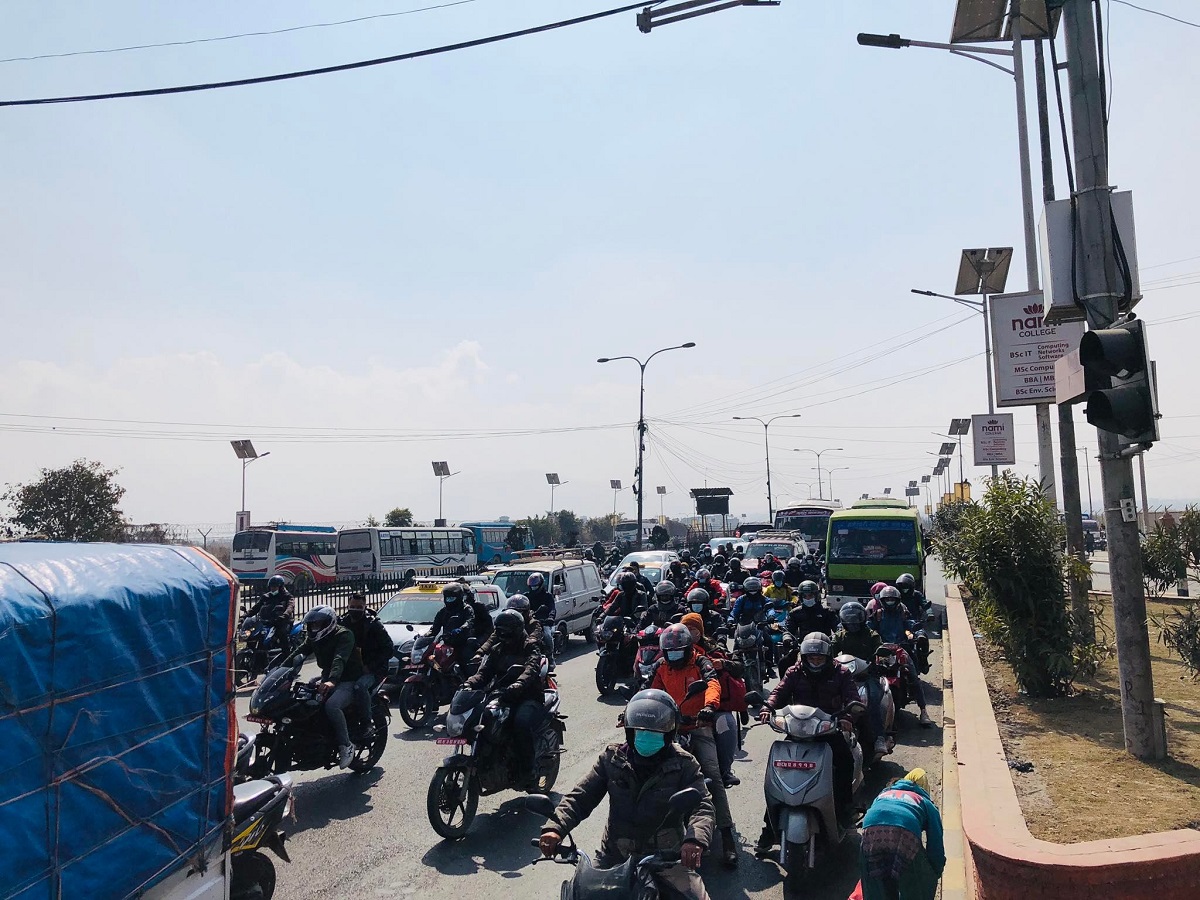 काठमाडौंमा सामान्य बन्दै बन्दको प्रभाव, चोकचोकमा सवारी जाम [तस्बिरसहित]