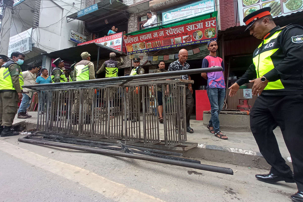 ललितपुरमा पनि हटाउन थालियो अनधिकृत संरचना