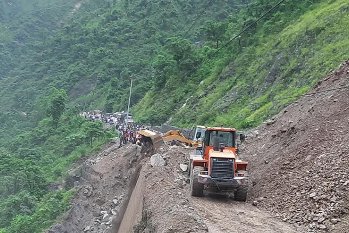 लोकमार्गको दर्जनौँ स्थानमा पहिरो, सयौँ यात्रु अलपत्र