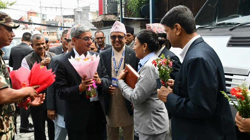 टाइसुटमा अध्यागमन विभाग पुगेका गृहमन्त्रीले कर्मचारीलाई भने- अलि स्मार्ट र स्माइलिङ हुनुपर्‍यो