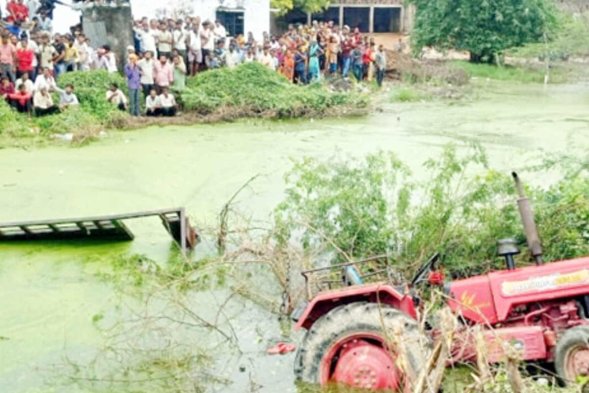 लखनउमा ट्याक्टरको ट्रली पोखरीमा खस्दा १० जनाको मृत्यु