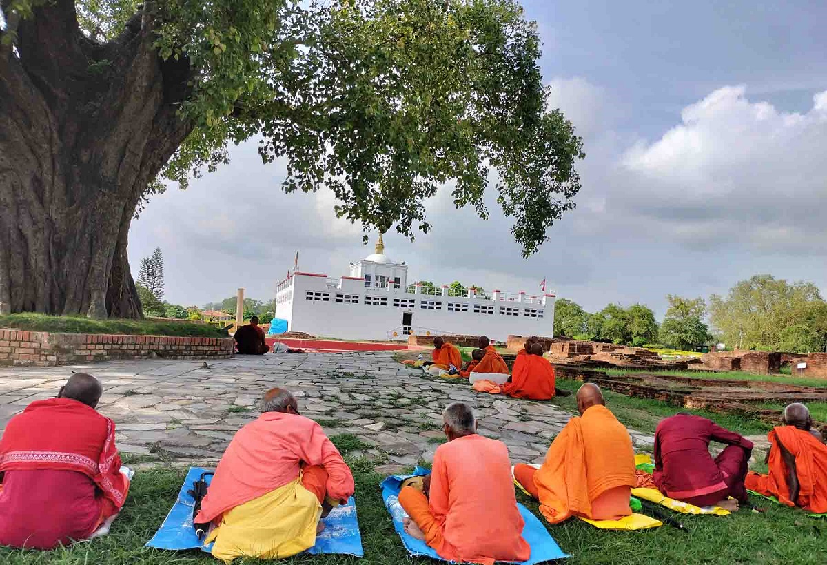 मायादेवी मन्दिरमा भिक्षुको ध्यान