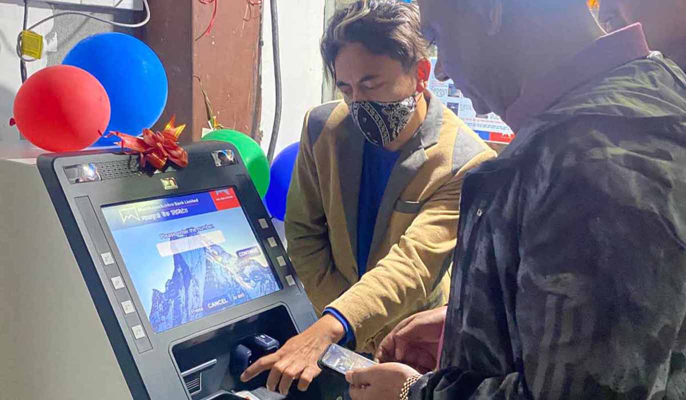 माछापुच्छ्रे बैंकले ल्यायो कार्डविना पैसा झिक्न सकिने सुविधा