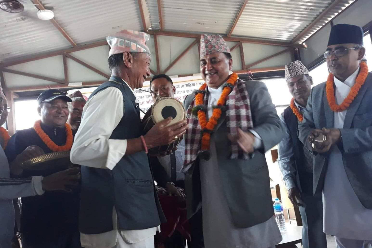 आचारसंहिता उल्लंघन गर्दै बाजागाजा वितरण
