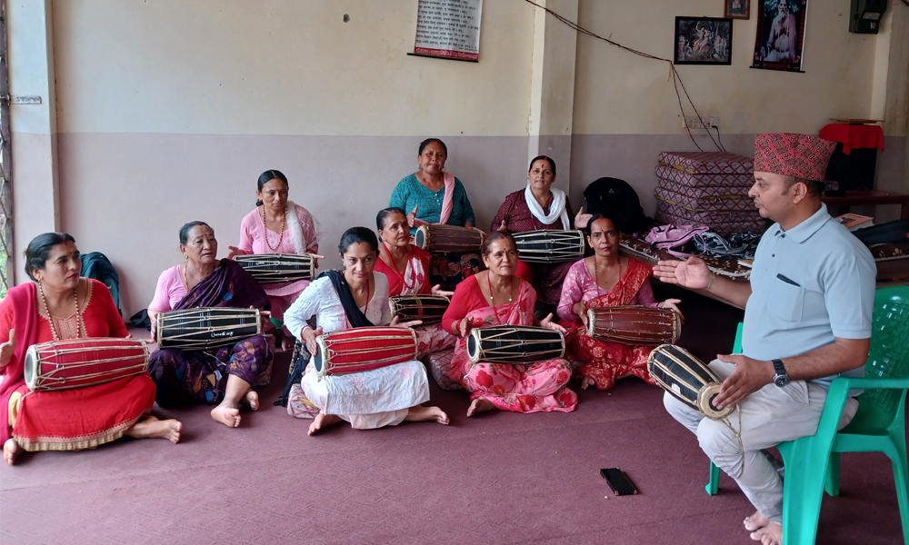 आफैँ खर्च जुटाएर वाद्यवादन सिक्दै महिला