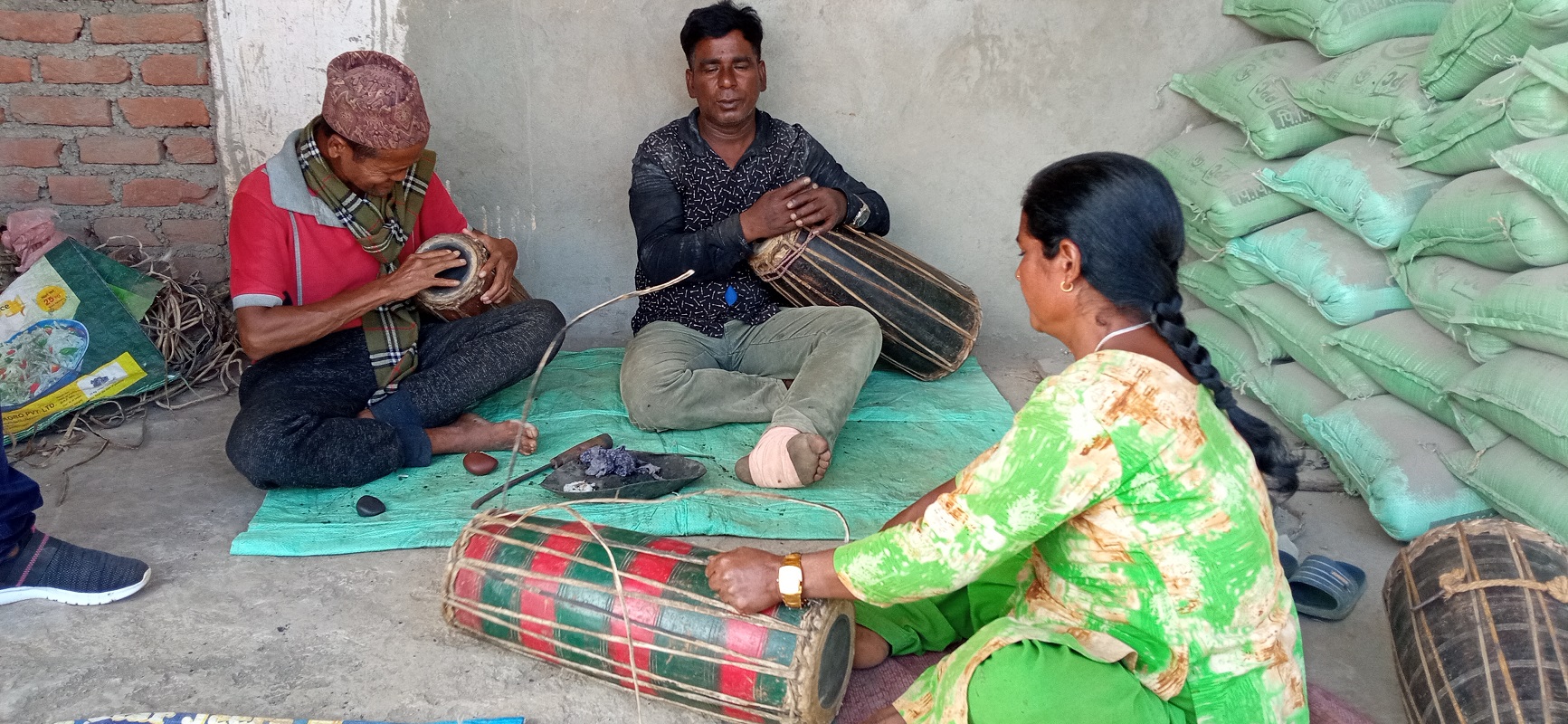 तिहारमा पनि बढेन मादलको माग, संकटमा बादी समुदायको पुर्ख्यौली पेसा