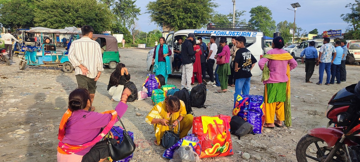 'चाडपर्व छोडेर काम खोज्न भारत'