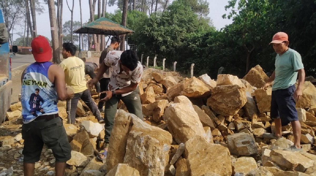 काम गरेको ज्याला नपाएपछि मागेर छाक टार्दै मजदुर