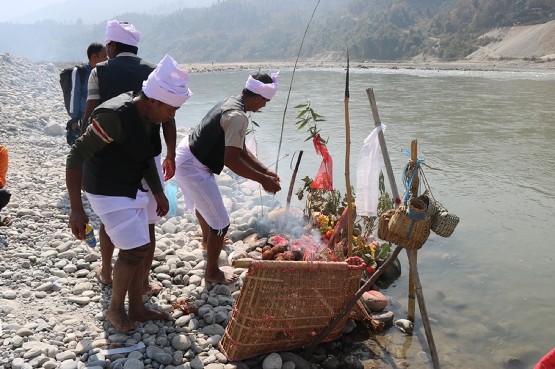 खोलाको पूजा गर्दै माझी समुदायले मनाए कोसी पर्व