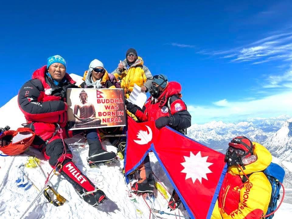 एकै परिवारका ६ जना चढे मकालु हिमाल