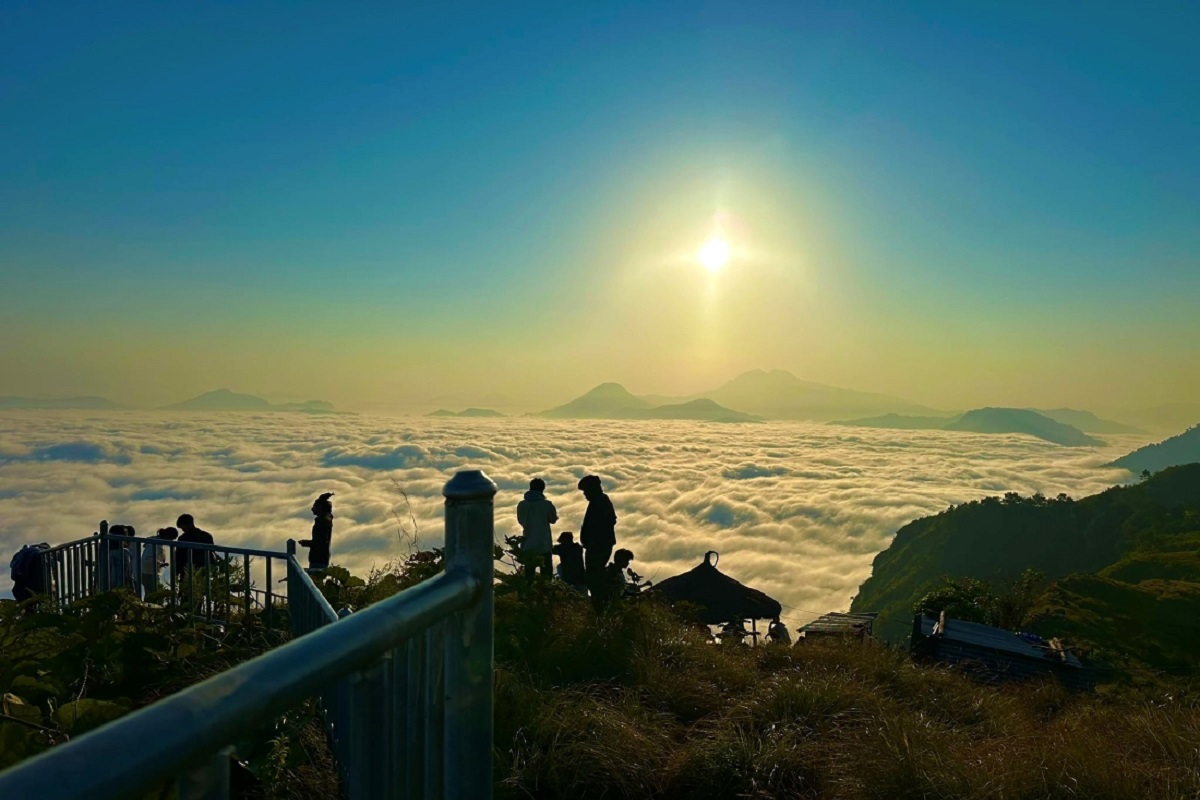 सूर्योदय हेर्ने पर्यटकले मानहुँकोटका होटल खचाखच