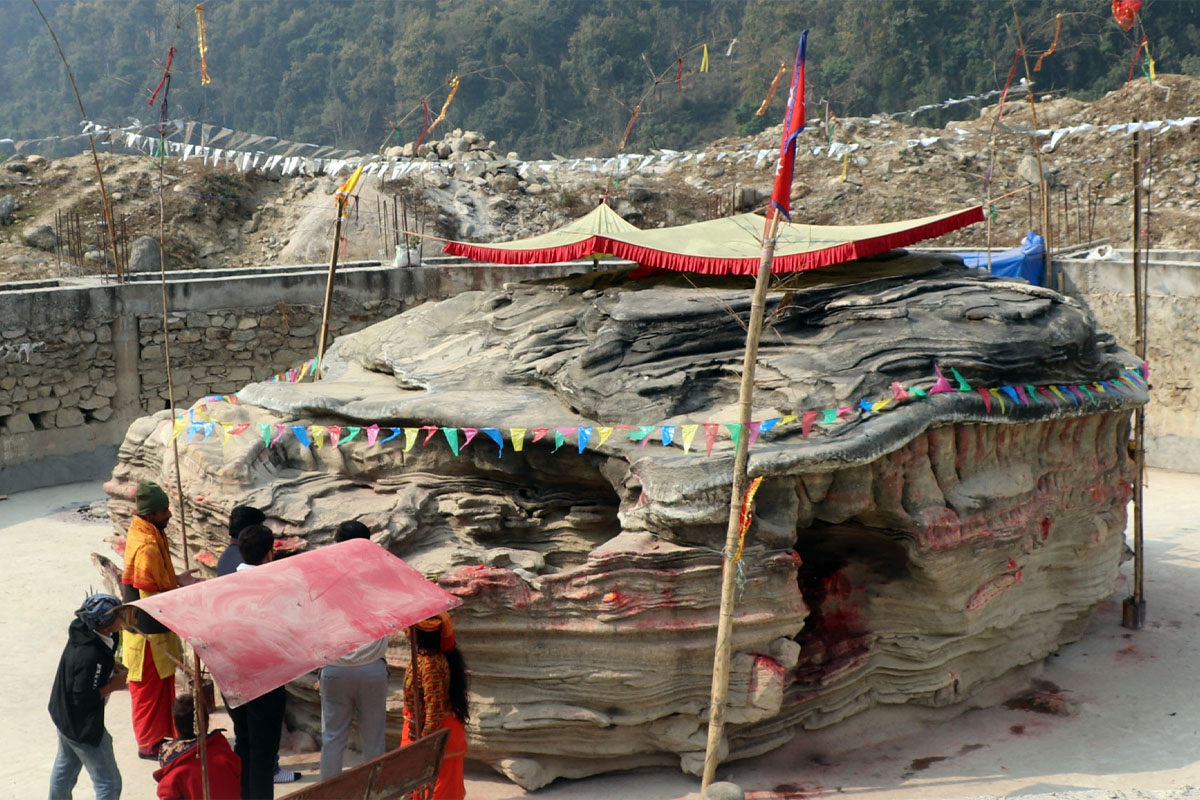 अरुण नदीको किनारमा मनकामनाको छत्र शिला