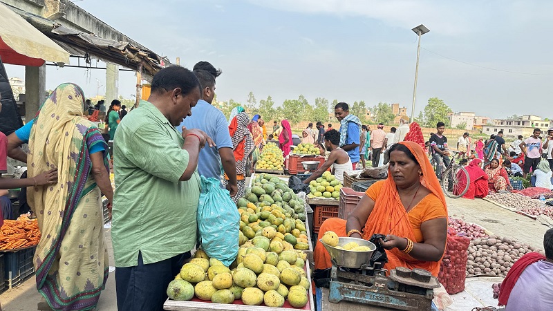 व्यापारीसँग आँप किन्दै ग्राहक