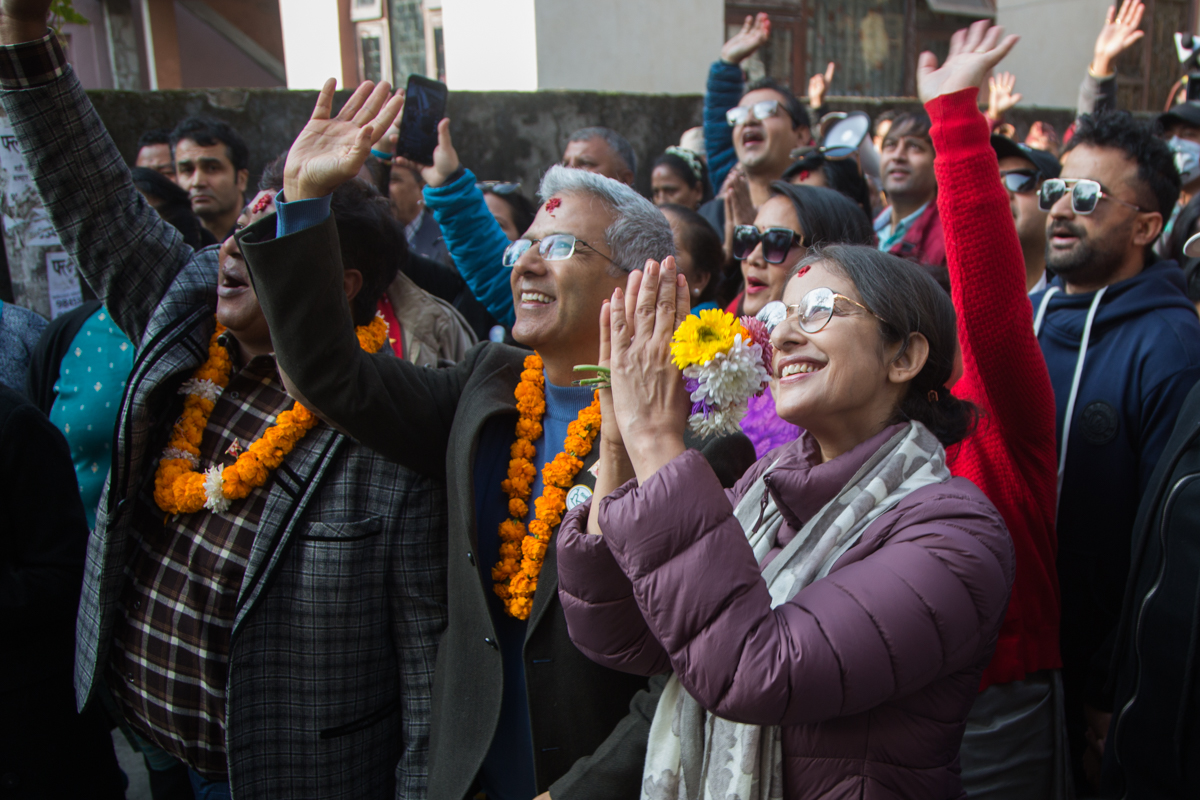 रवीन्द्र मिश्रसँग घरदैलोमा मनीषा [तस्बिरहरू]