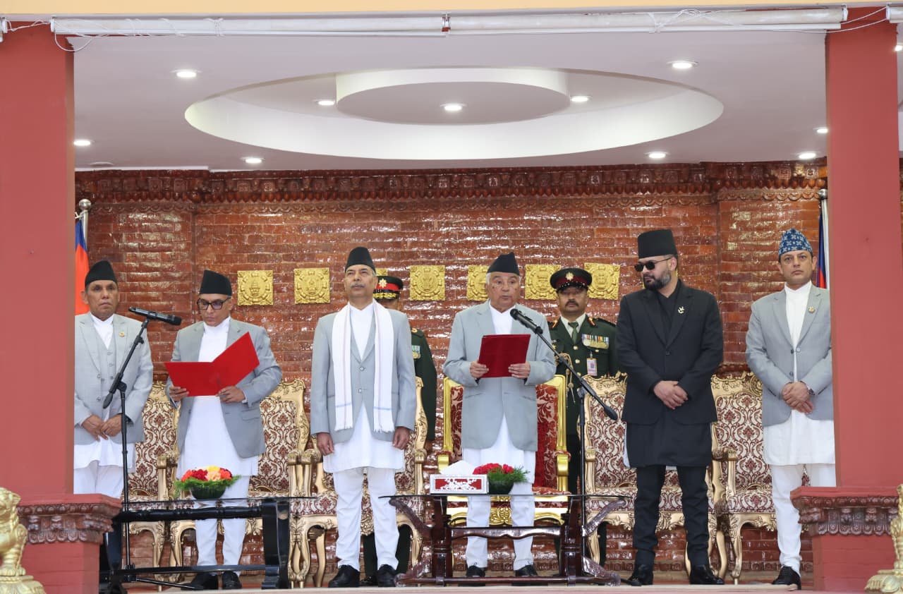 प्रधानन्यायाधीश शर्माद्वारा शपथ