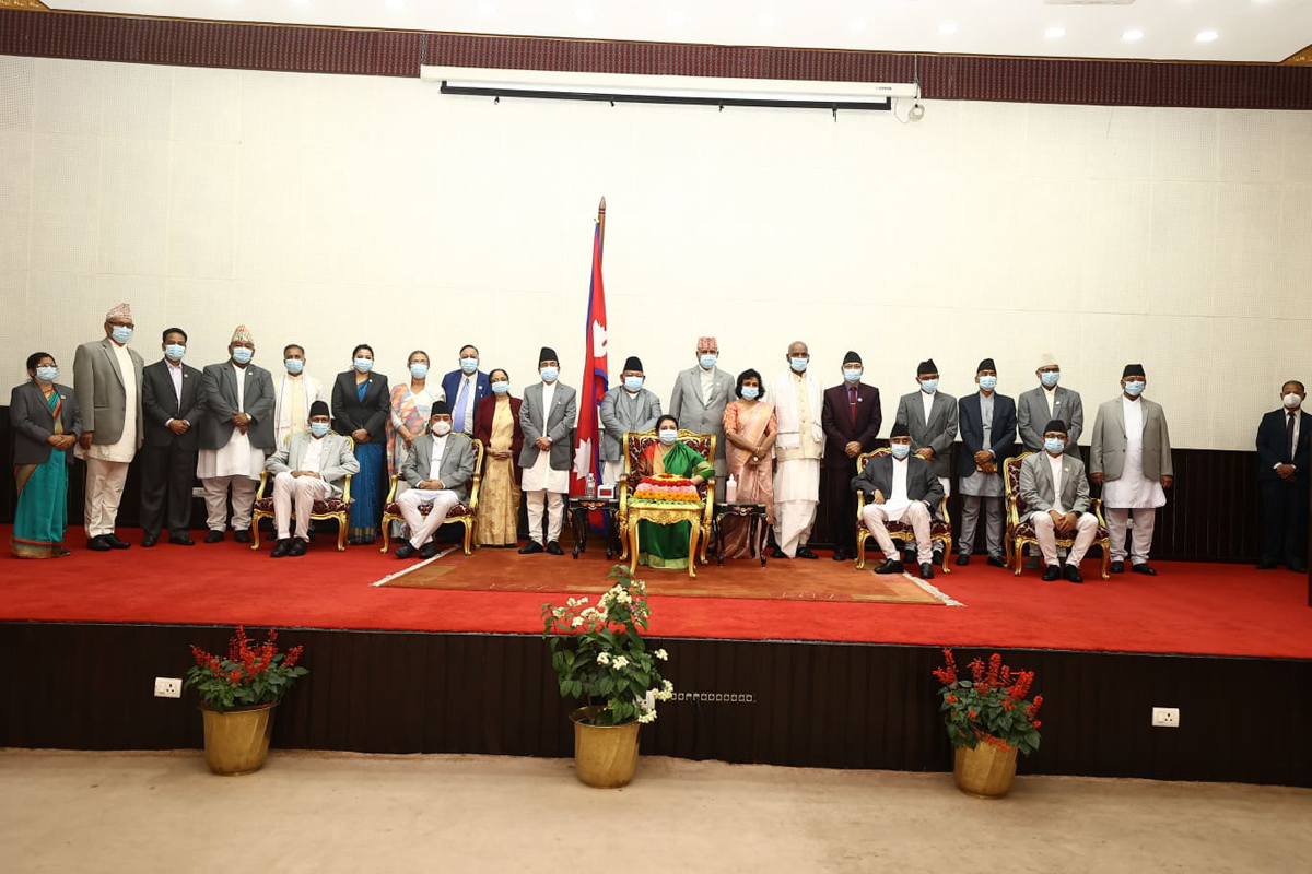 १६ मन्त्री र दुई राज्यमन्त्रीले लिए शपथ