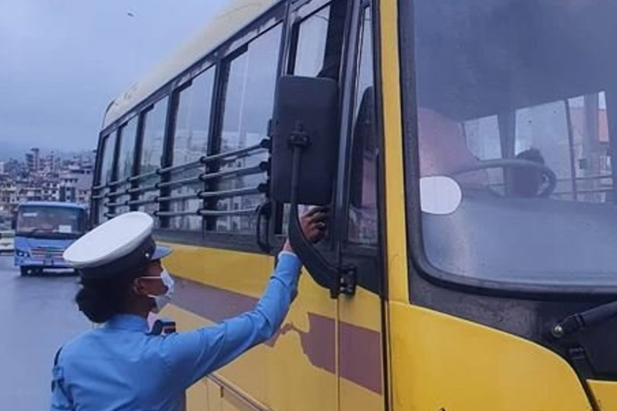 मदिरा पिएर स्कुलबस हाँक्ने २ जनामाथि कारबाही