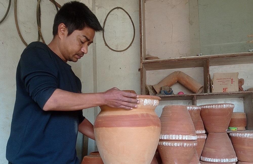 प्लास्टिकले विस्थापित गर्दै माटाका भाँडा