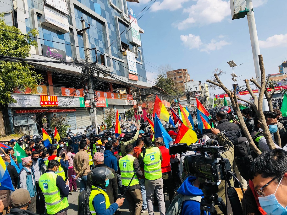 एमसीसीको विरुद्धमा संसद् भवन अगाडि प्रदर्शन [तस्बिरहरू]