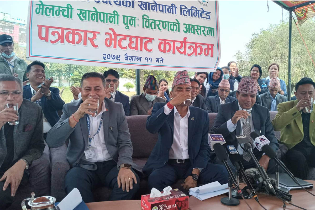 मञ्चमा मेलम्चीको पानी पिउँदै खानेपानीमन्त्रीले भने– केपी ओली विदेशी पानी खानुहुन्छ