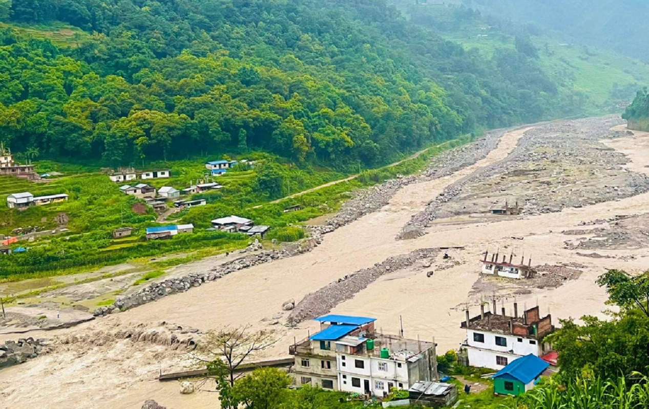 सिन्धुपाल्चोकमा बाढी : सडक अवरुद्ध, हेलम्बुको फाँट डुबानमा