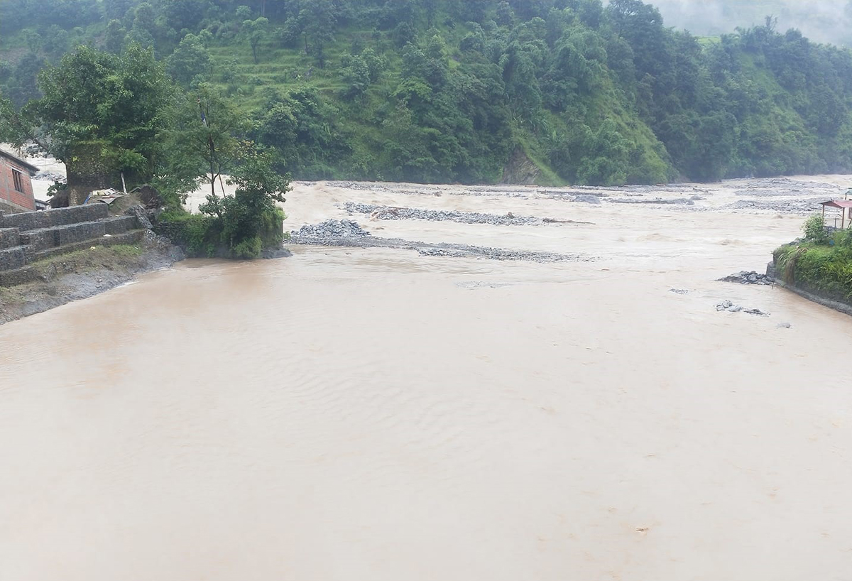 मेलम्चीको बाढीले थप तीन घर बगायो