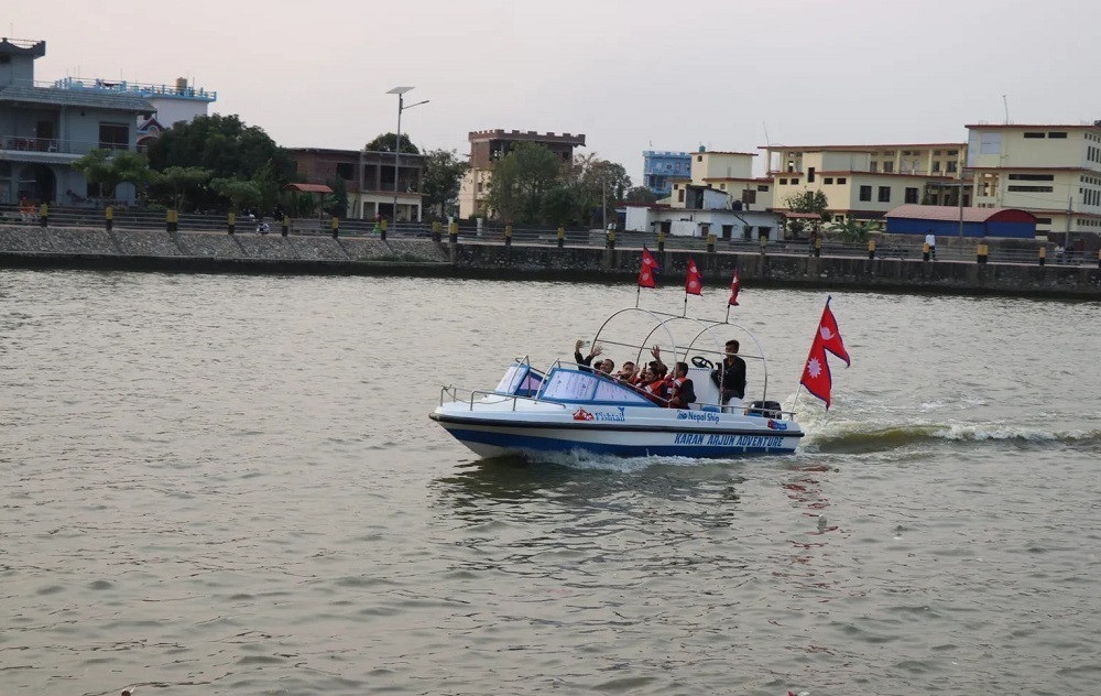मोटरबोट सञ्चालनमा आएसँगै वाटरपार्कमा बाक्लियो आन्तरिक पर्यटकको चहलपहल