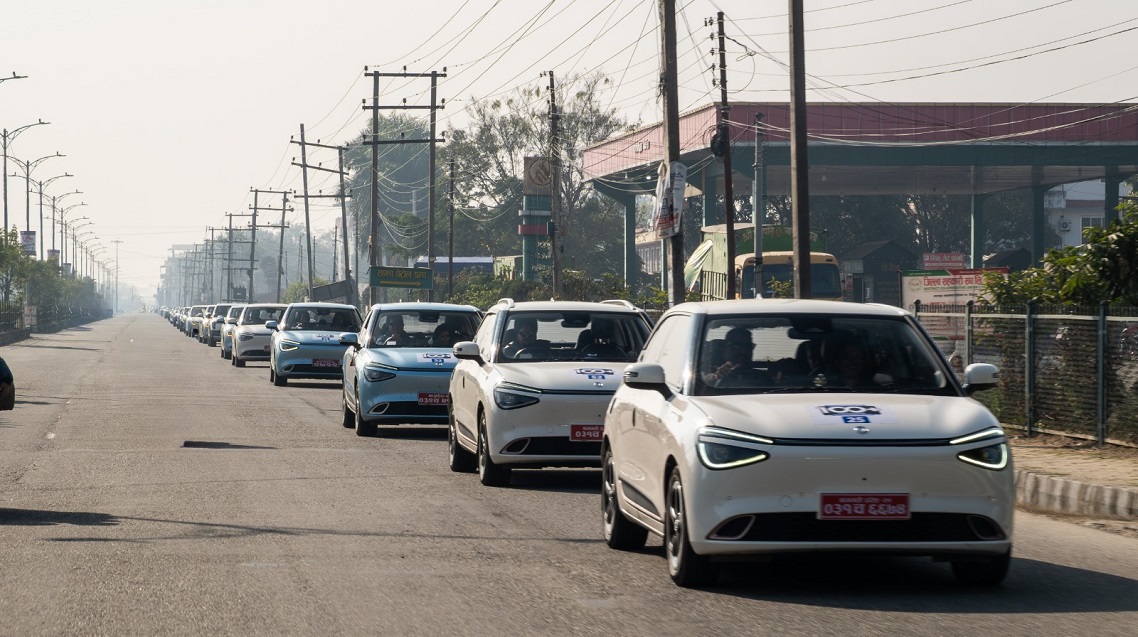 चितवनका सडकमा 'नामी सेलिब्रेशन ड्राइभ,' १०० बढी नामी इलेक्ट्रिक सवारी  सहभागी