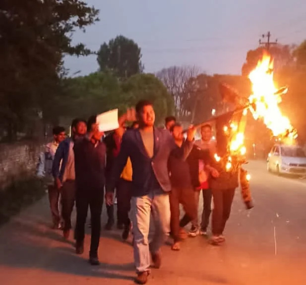 गृहमन्त्री लामिछानेको राजीनामा माग्दै नेविसंघले जलायो पुत्ला 