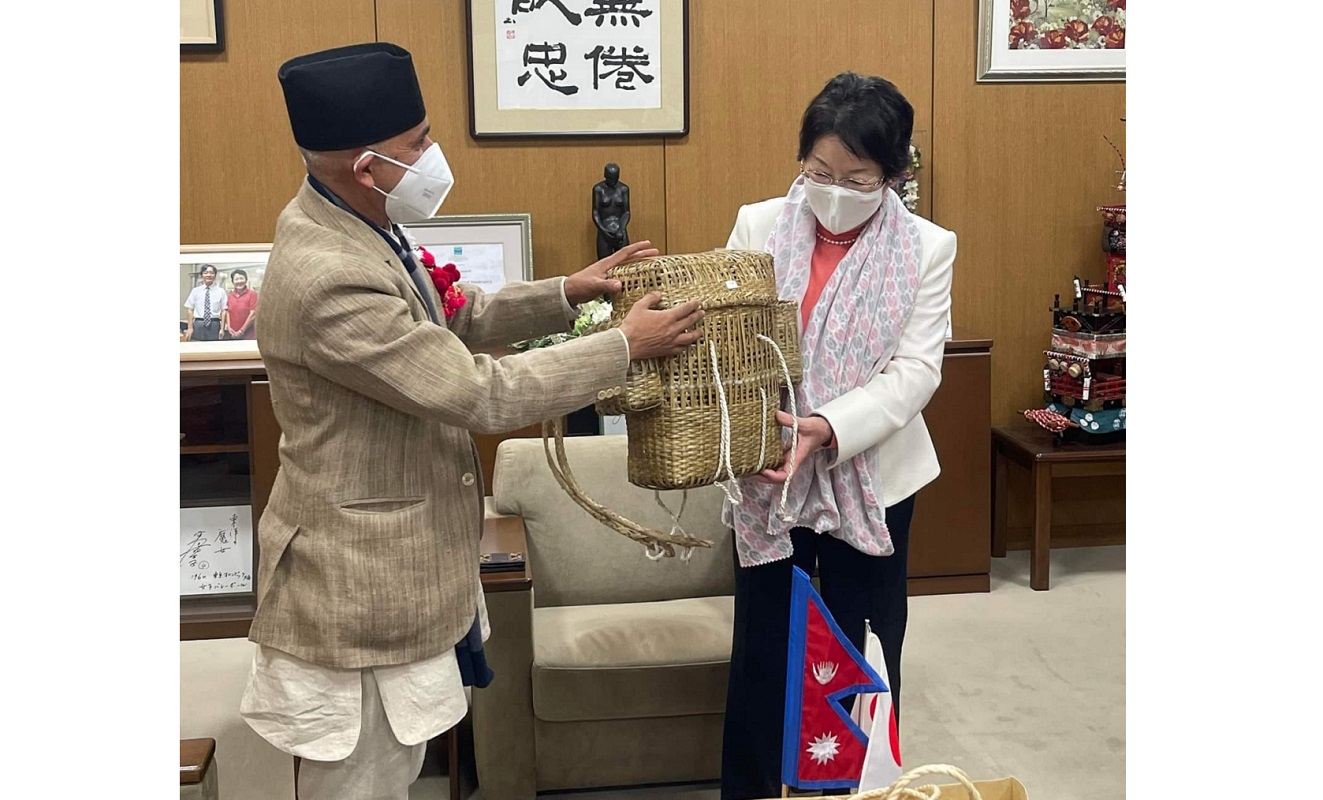 जापानी मेयरलाई चिन्डो उपहार