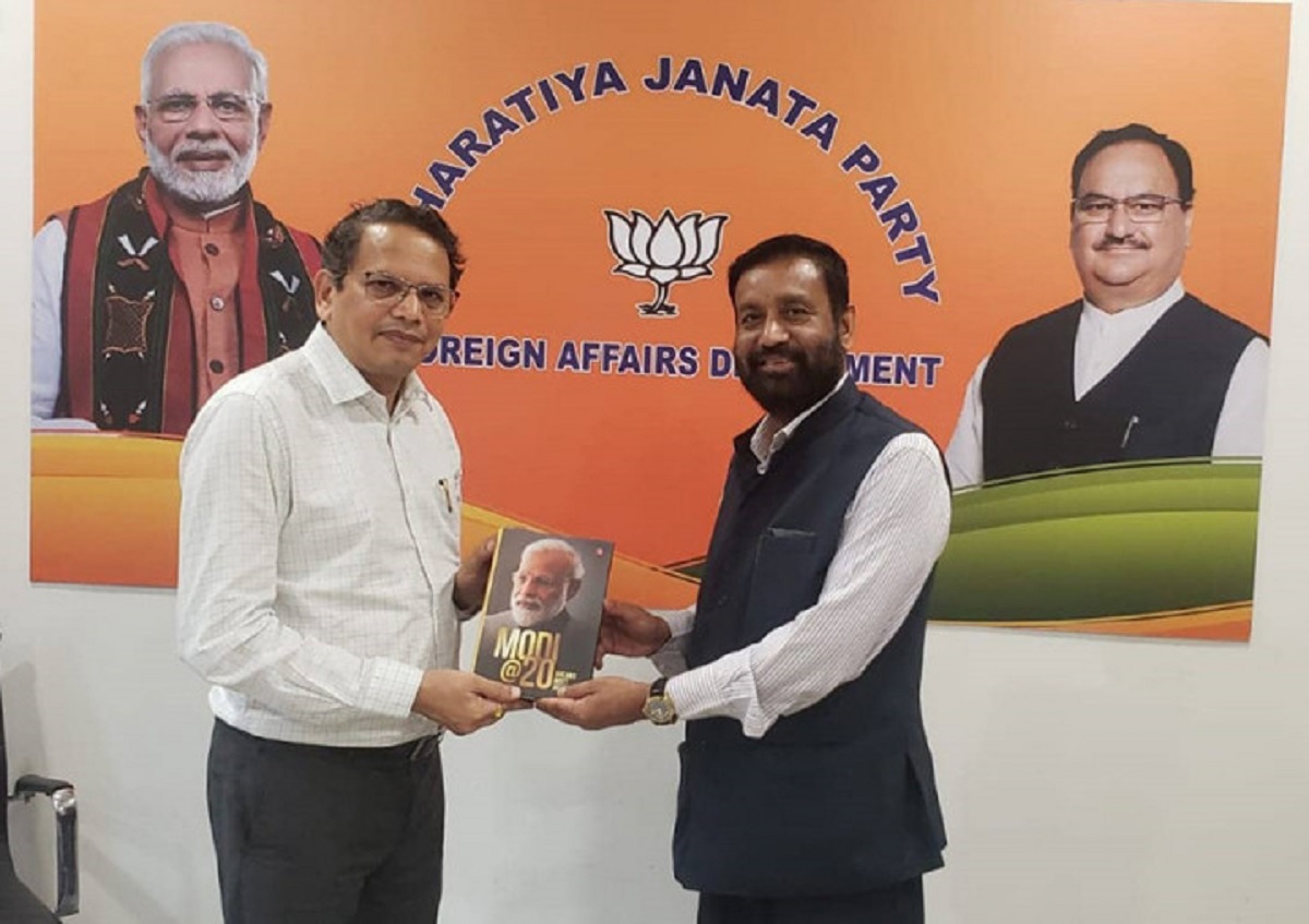 भाजपा मुख्यालय पुगेर निधिले भेटे चौथाइवाले