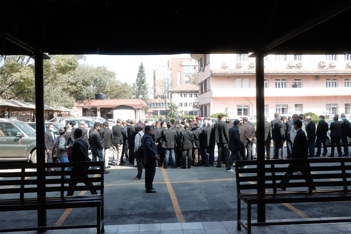 प्रधानन्यायाधीशको राजीनामा माग्दै वकिलका हातमा कालोपट्टी