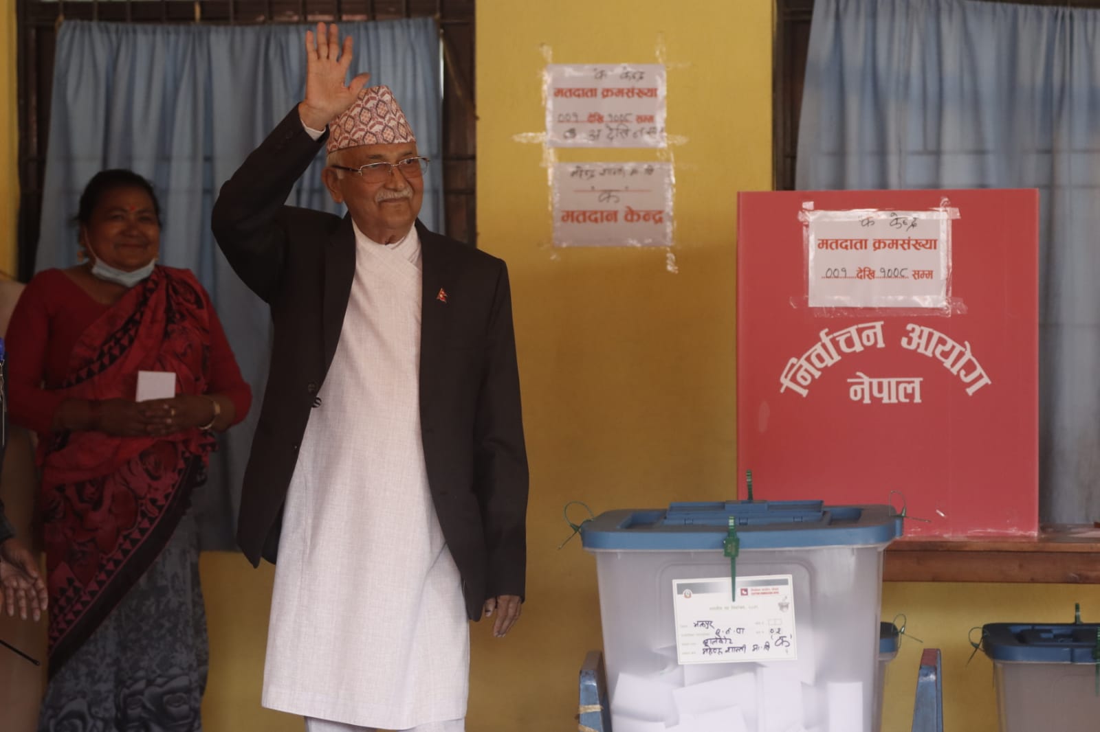 मतदान गरेपछि ओलीले भने– देश दुईदलीय प्रणालीमा जाने भो
