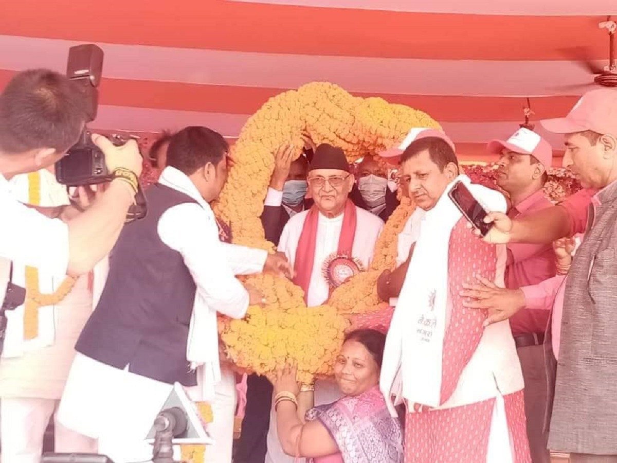 जनकपुरधाममा ओलीलाई २०५ किलोको माला