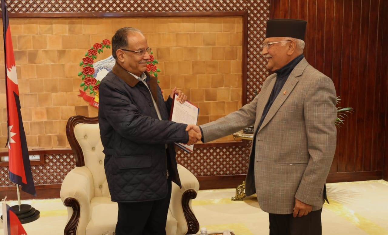 प्रधानमन्त्री प्रचण्डलाई ज्ञापनपत्र बुझाएपछि ओलीले भने- मध्य पहाडका समस्या दराजमा नथन्किउन्