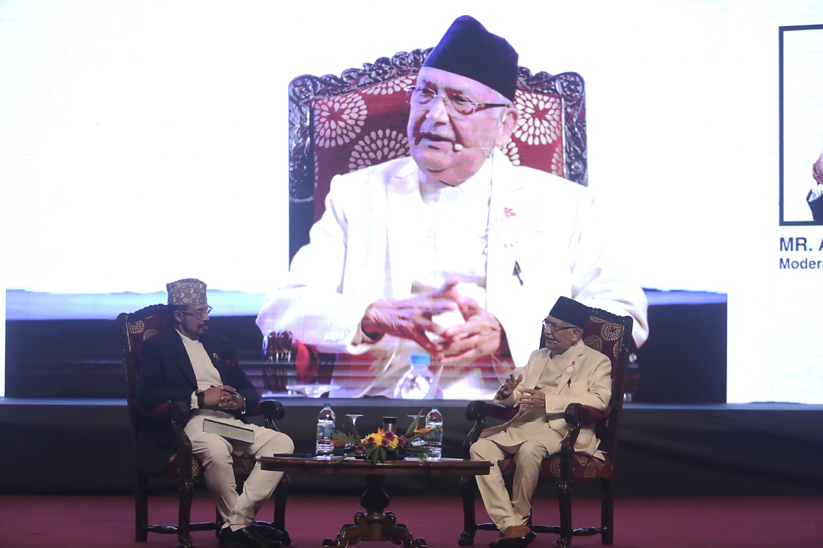 लाइभ डिबेट : न प्रतिप्रश्न न प्रतिस्पर्धी, 'एमालेकै प्रश्न'मा ओलीको एकल प्रस्तुति