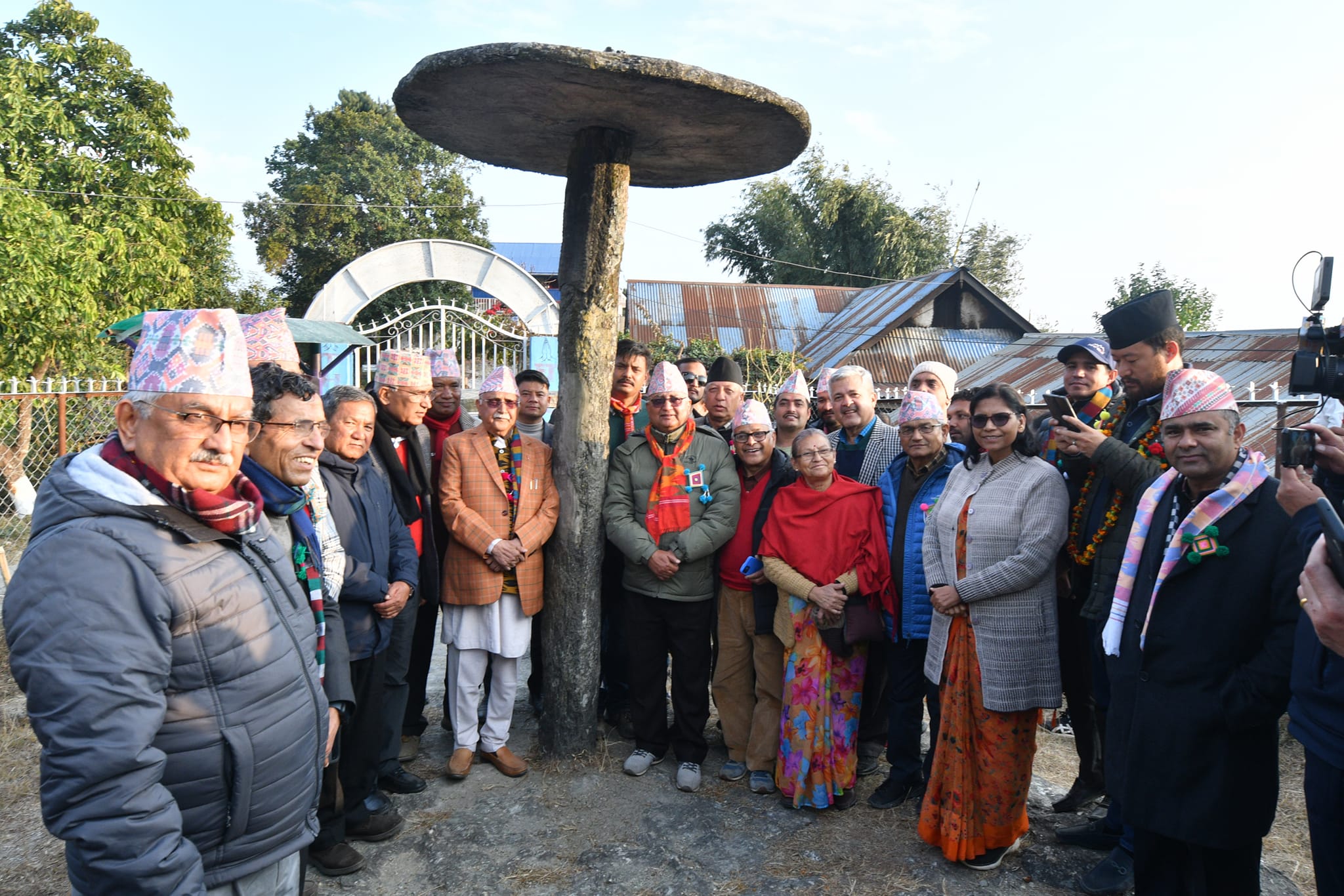 जन्मघर पुगेर ओलीले सुने स्थानीयका समस्या